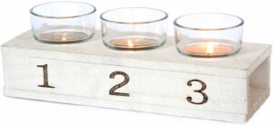 Bougeoir en bois avec 3 verres en verre. – Blanc