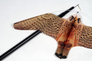 Epouvantail anti-oiseaux, actif, professionnel, Faucon 93x45x7cm hauteur 12 mètres – Multicouleur, Acier inoxydable et aluminium