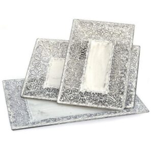 3 plateaux métal blanc 35,5×24 x h3,5cm plus 40,5×27,5 x h3,5cm plus 46×30,5 x h3,5cm.