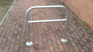 Support de vélos tubulaire avec barre transversale a visser – Gris / argent, Acier